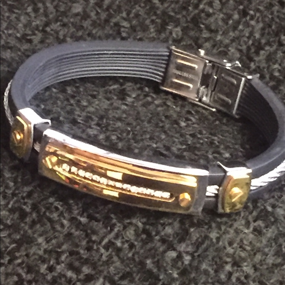 Unisex Metal and Rubber Bracelet.